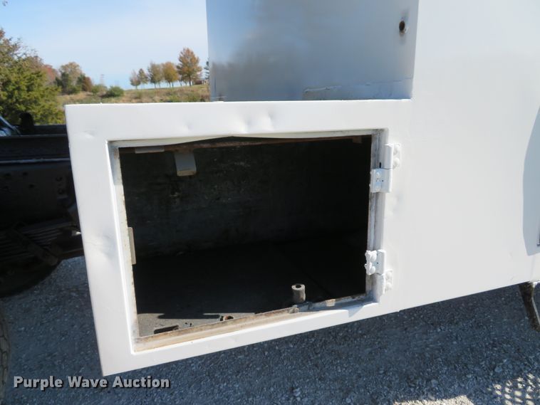 image for item DH1683 2005 GMC C6500 chipper truck