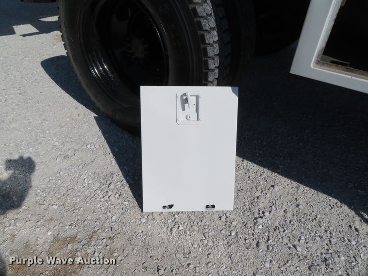 image for item DH1683 2005 GMC C6500 chipper truck