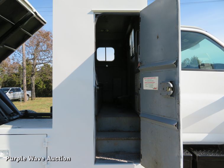 image for item DH1683 2005 GMC C6500 chipper truck