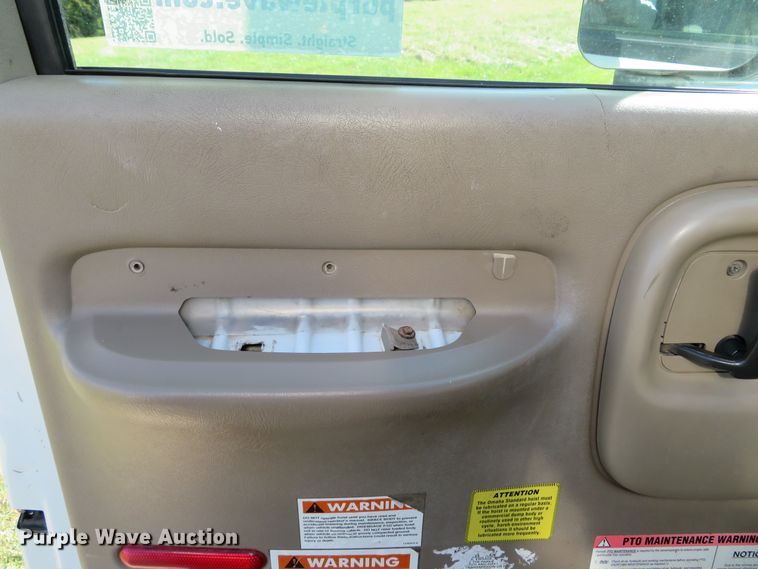 image for item DH1683 2005 GMC C6500 chipper truck