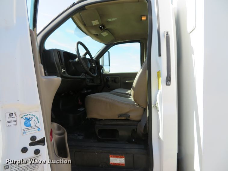 image for item DH1683 2005 GMC C6500 chipper truck