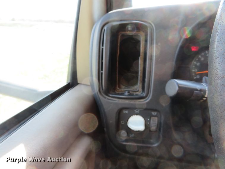 image for item DH1683 2005 GMC C6500 chipper truck