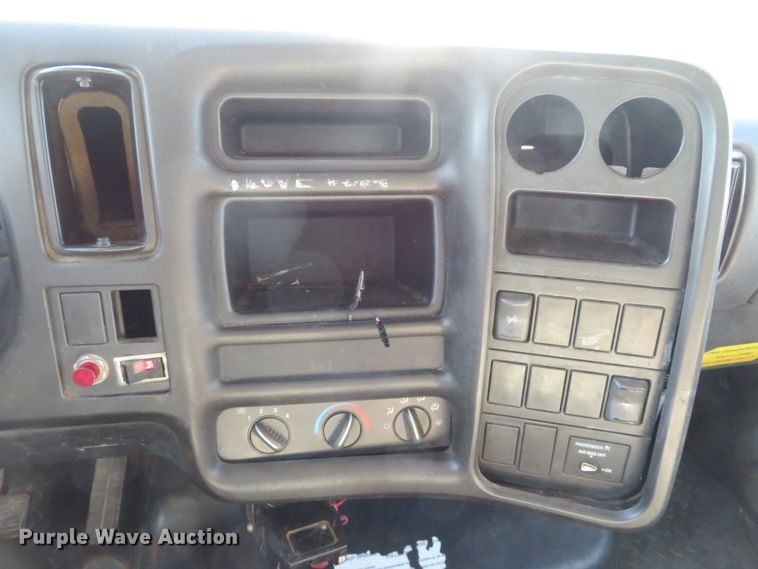 image for item DH1683 2005 GMC C6500 chipper truck