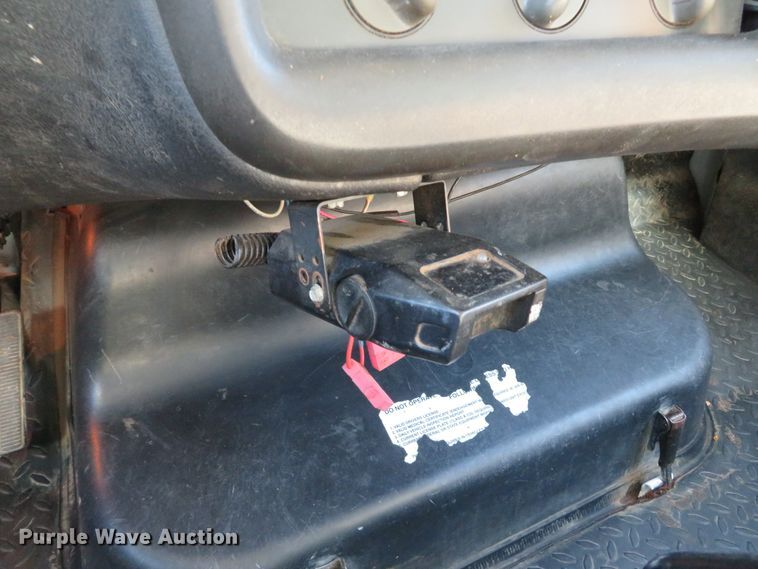 image for item DH1683 2005 GMC C6500 chipper truck