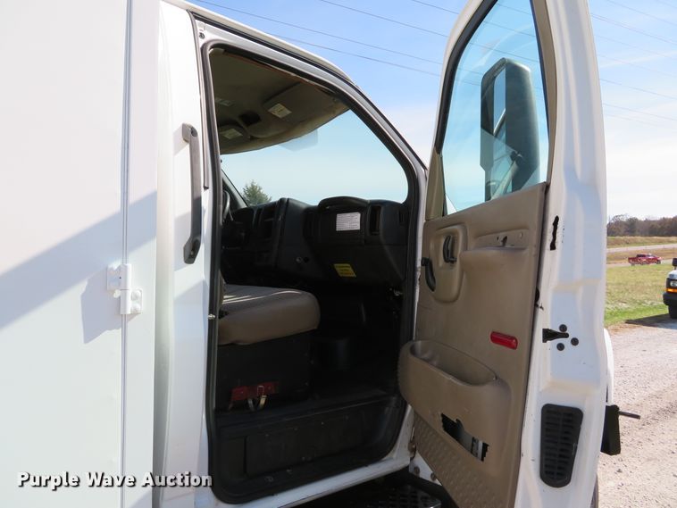 image for item DH1683 2005 GMC C6500 chipper truck