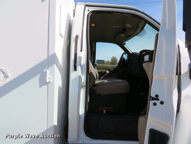 image for item DH1683 2005 GMC C6500 chipper truck