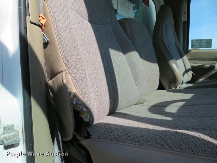 image for item DH1683 2005 GMC C6500 chipper truck