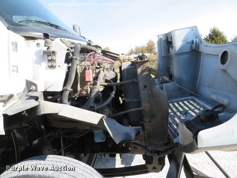 image for item DH1683 2005 GMC C6500 chipper truck