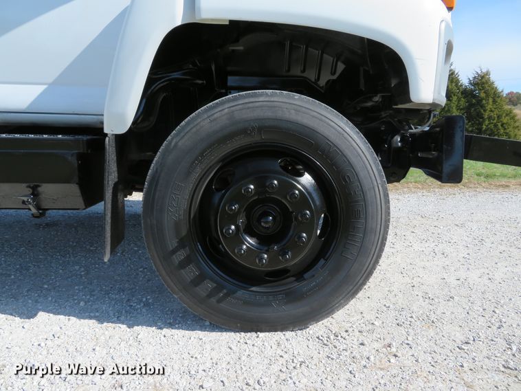 image for item DH1683 2005 GMC C6500 chipper truck