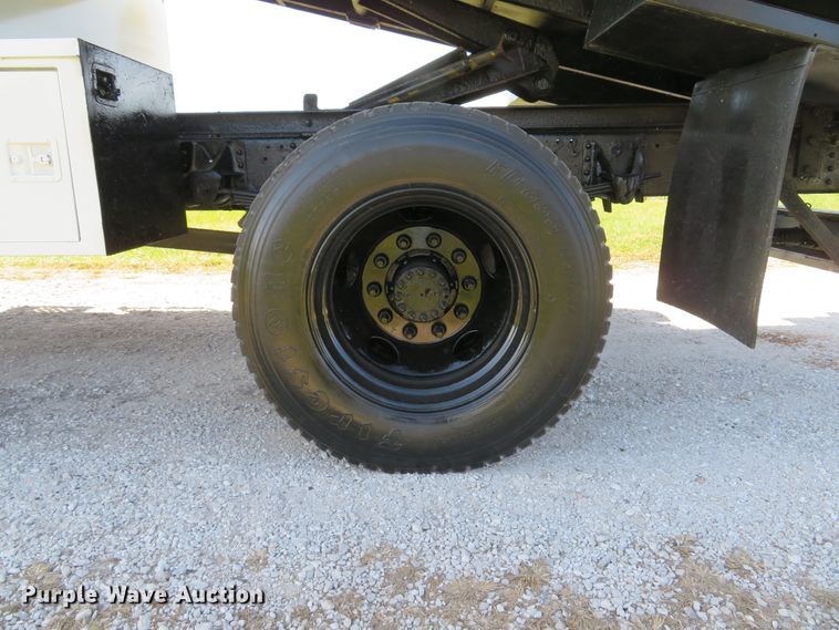 image for item DH1683 2005 GMC C6500 chipper truck