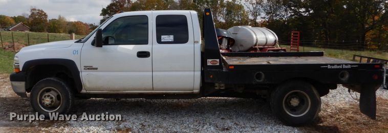 image for item DH2215 2001 Chevrolet 3500 Crew Cab flatbed pickup truck