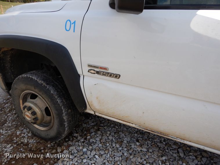 image for item DH2215 2001 Chevrolet 3500 Crew Cab flatbed pickup truck