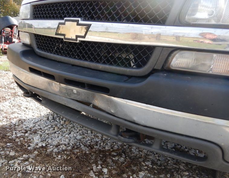 image for item DH2215 2001 Chevrolet 3500 Crew Cab flatbed pickup truck