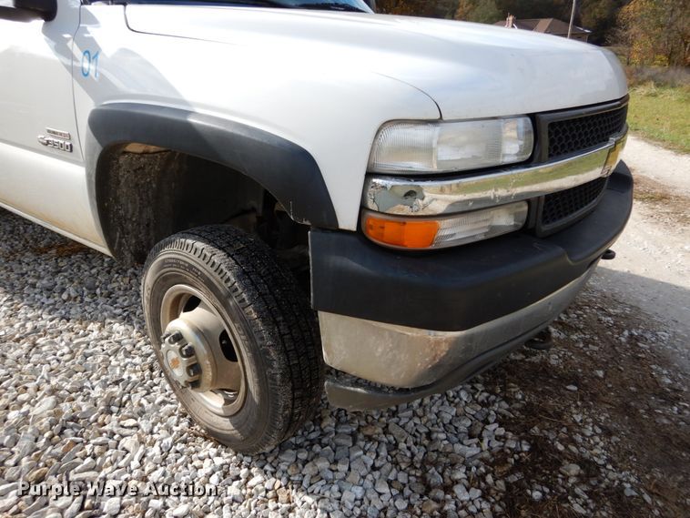 image for item DH2215 2001 Chevrolet 3500 Crew Cab flatbed pickup truck