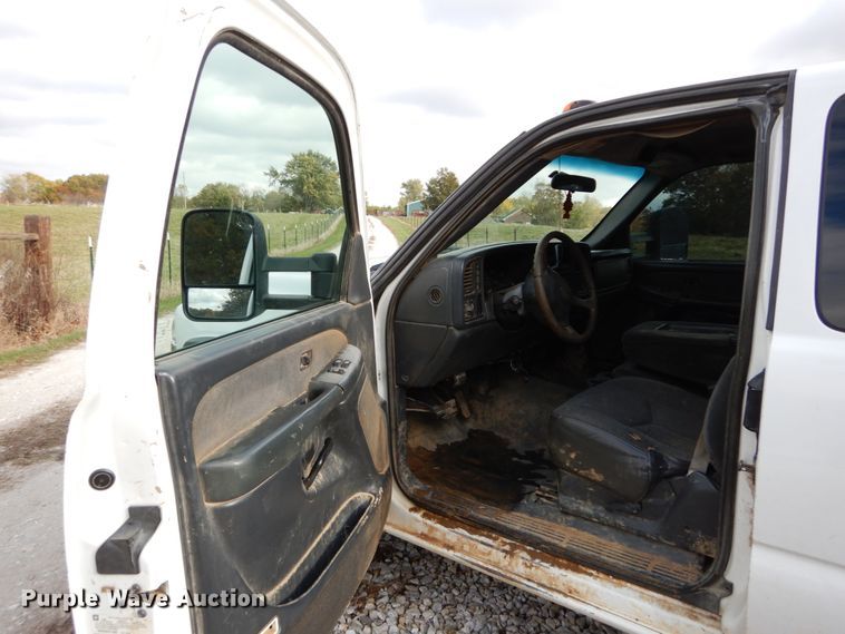 image for item DH2215 2001 Chevrolet 3500 Crew Cab flatbed pickup truck