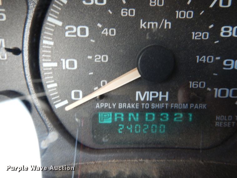 image for item DH2215 2001 Chevrolet 3500 Crew Cab flatbed pickup truck