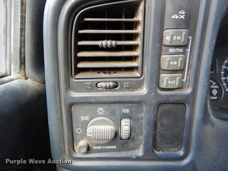 image for item DH2215 2001 Chevrolet 3500 Crew Cab flatbed pickup truck