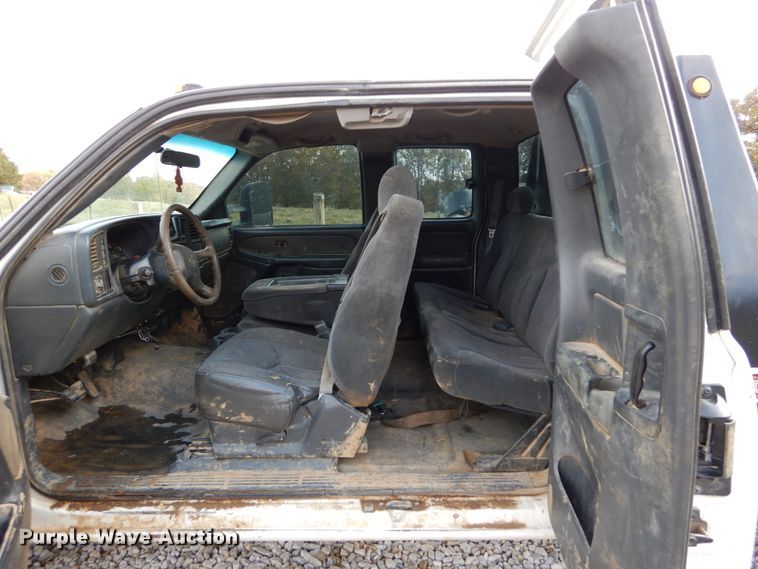 image for item DH2215 2001 Chevrolet 3500 Crew Cab flatbed pickup truck