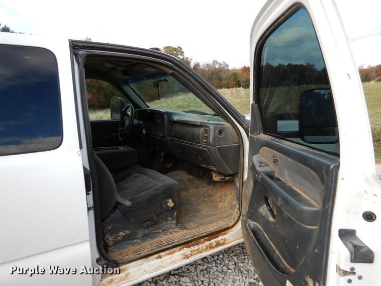 image for item DH2215 2001 Chevrolet 3500 Crew Cab flatbed pickup truck