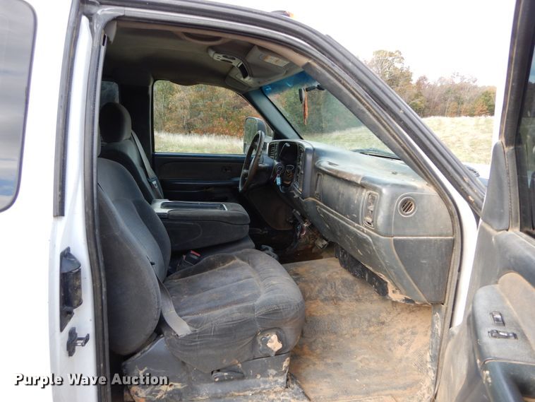 image for item DH2215 2001 Chevrolet 3500 Crew Cab flatbed pickup truck