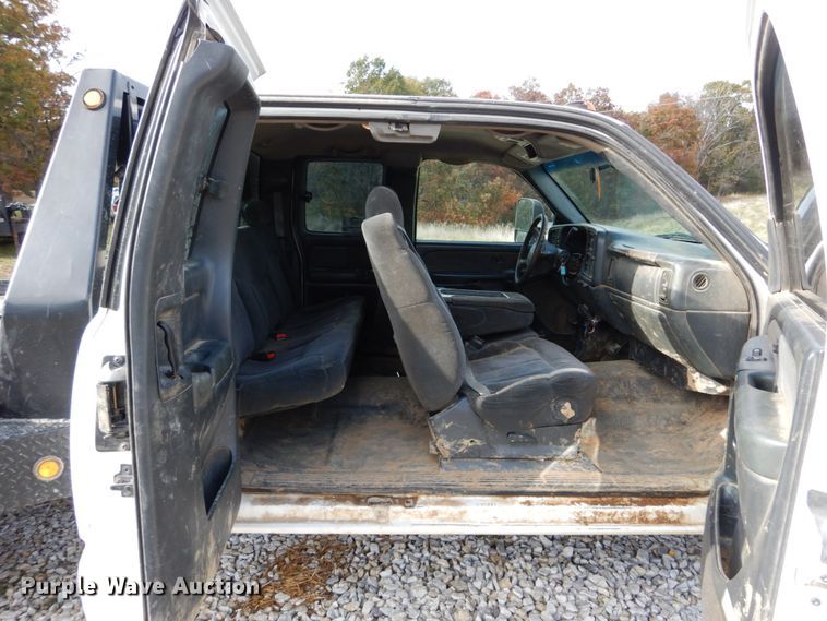 image for item DH2215 2001 Chevrolet 3500 Crew Cab flatbed pickup truck