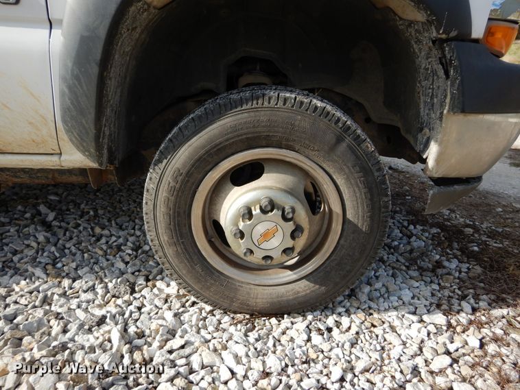 image for item DH2215 2001 Chevrolet 3500 Crew Cab flatbed pickup truck