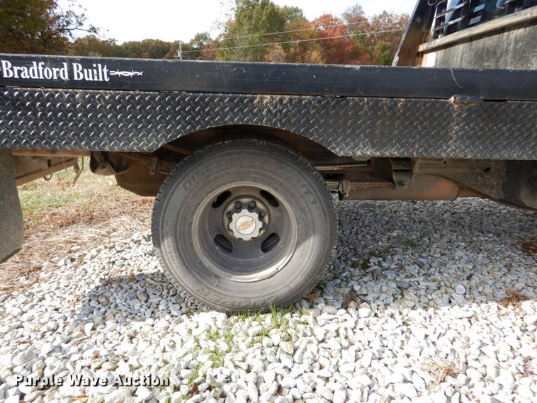 image for item DH2215 2001 Chevrolet 3500 Crew Cab flatbed pickup truck