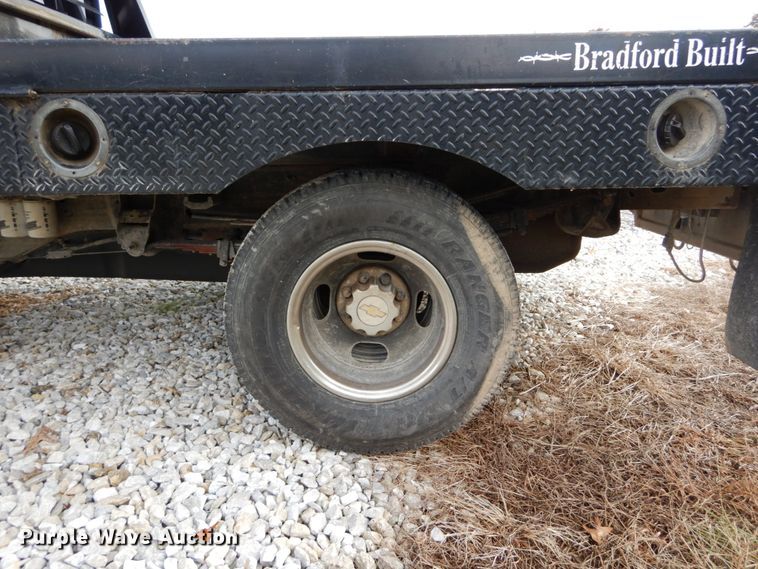 image for item DH2215 2001 Chevrolet 3500 Crew Cab flatbed pickup truck