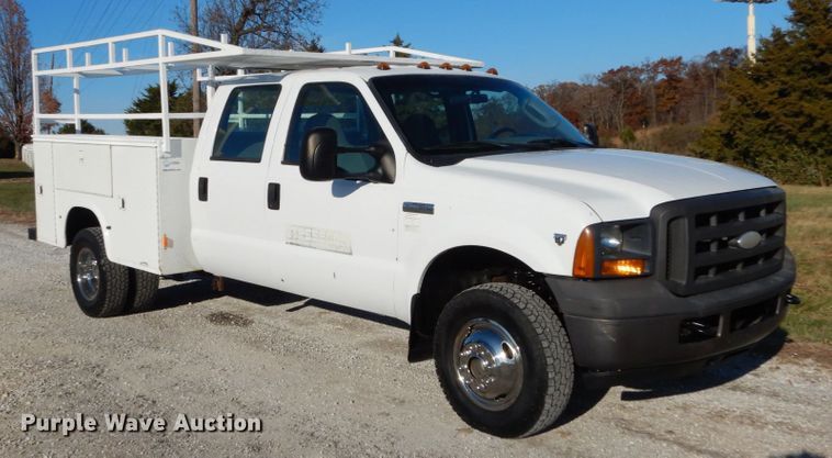 image for item DH2244 2005 Ford F350 Super Duty Crew Cab utility bed pickup truck