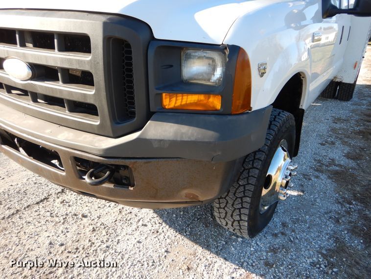 image for item DH2244 2005 Ford F350 Super Duty Crew Cab utility bed pickup truck