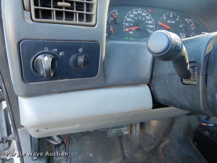 image for item DH2688 2002 Ford F550 Super Duty utility bed truck