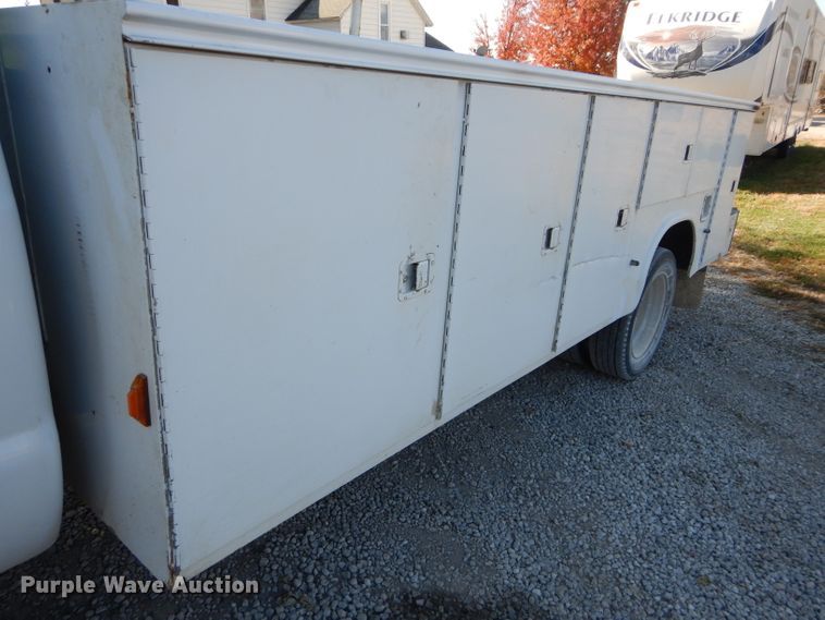 image for item DH2688 2002 Ford F550 Super Duty utility bed truck