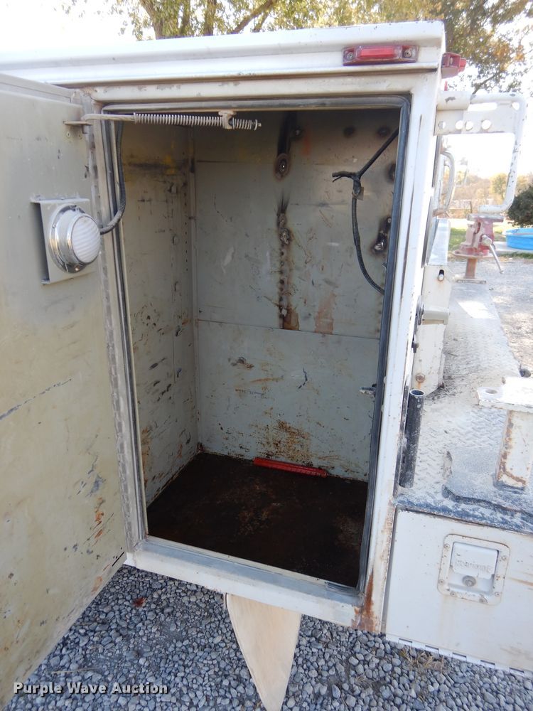 image for item DH2688 2002 Ford F550 Super Duty utility bed truck