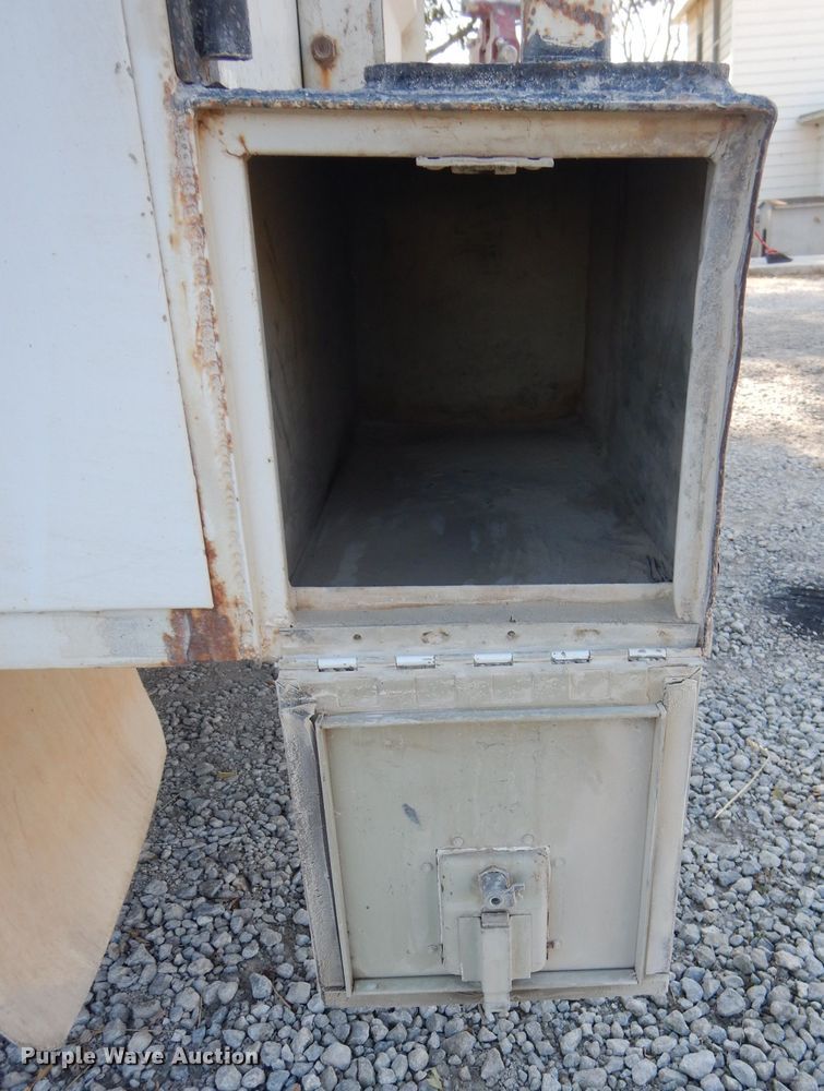 image for item DH2688 2002 Ford F550 Super Duty utility bed truck