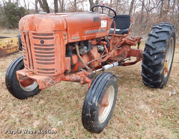 image for item DH4252 1955 International Utility 300 tractor