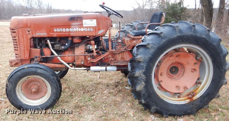 image for item DH4252 1955 International Utility 300 tractor