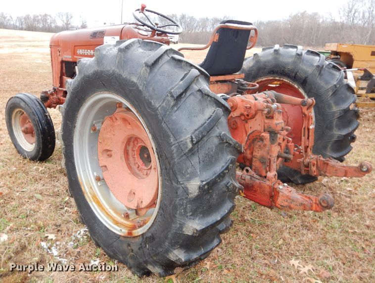image for item DH4252 1955 International Utility 300 tractor