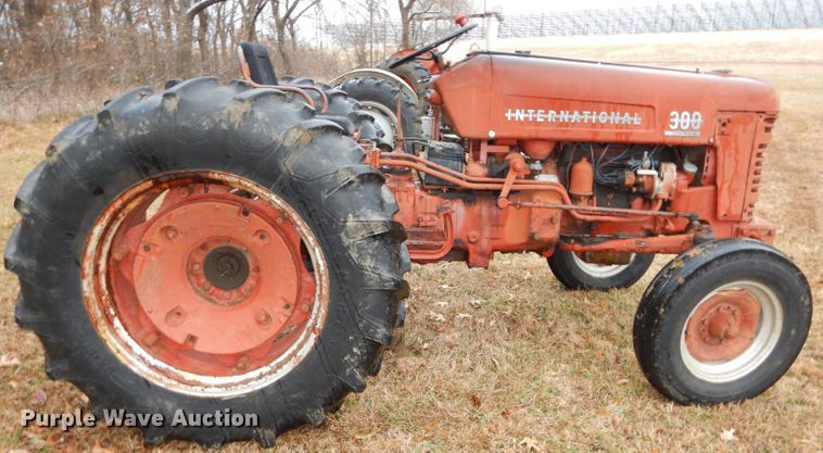 image for item DH4252 1955 International Utility 300 tractor