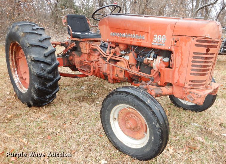 image for item DH4252 1955 International Utility 300 tractor