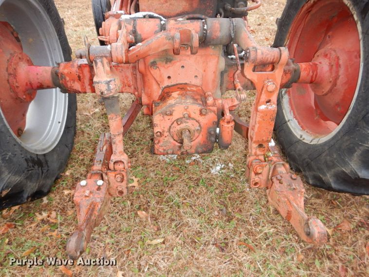 image for item DH4252 1955 International Utility 300 tractor
