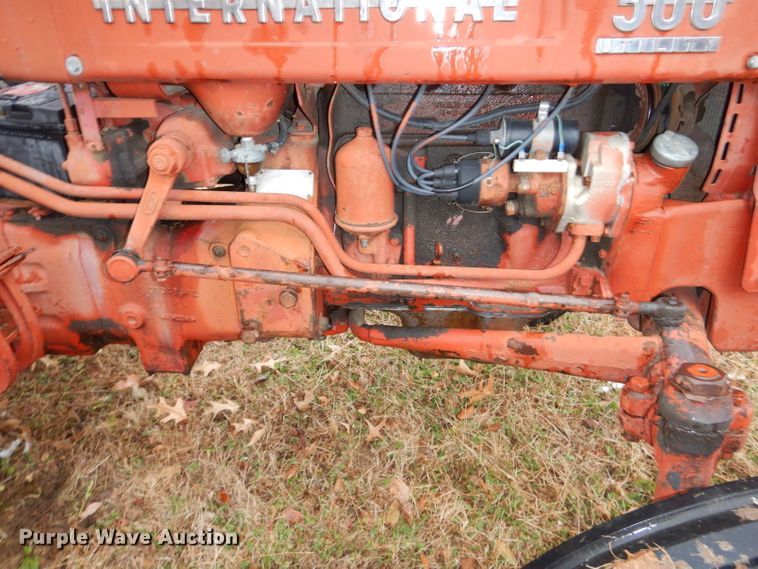 image for item DH4252 1955 International Utility 300 tractor