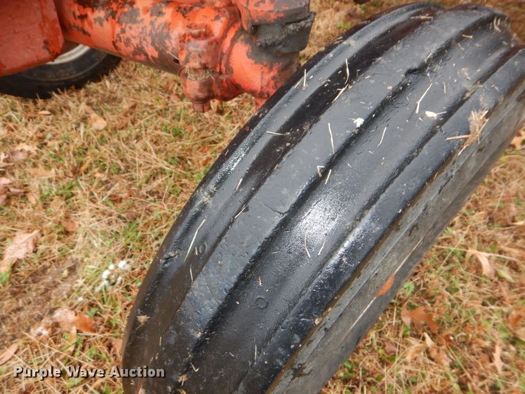 image for item DH4252 1955 International Utility 300 tractor