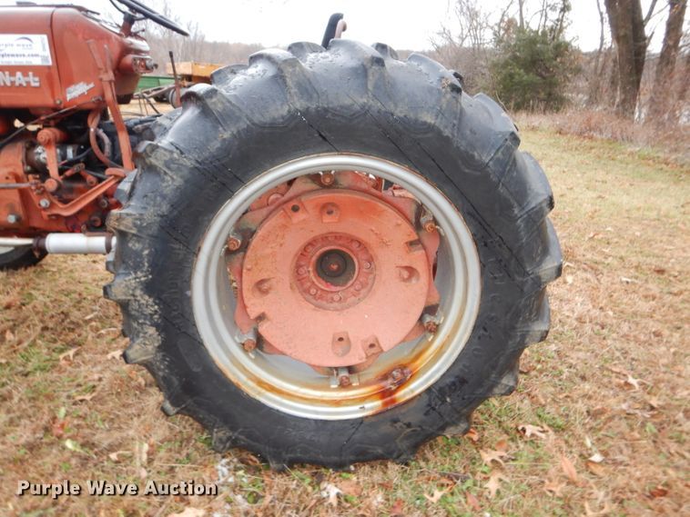 image for item DH4252 1955 International Utility 300 tractor