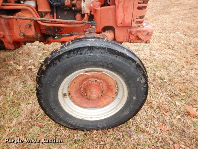 image for item DH4252 1955 International Utility 300 tractor