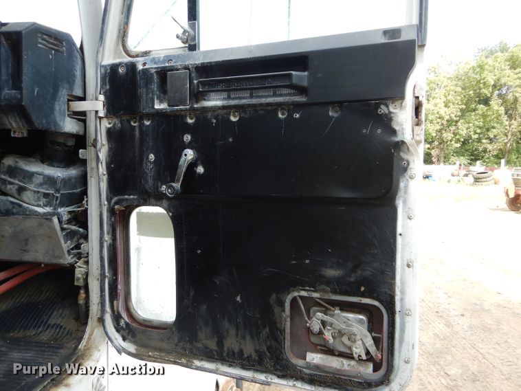 image for item DH6080 1988 Freightliner FLC tank truck