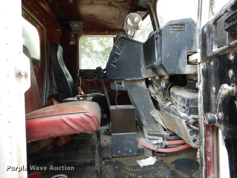 image for item DH6080 1988 Freightliner FLC tank truck