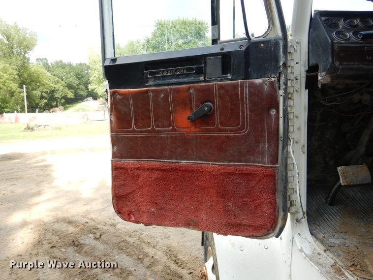 image for item DH6080 1988 Freightliner FLC tank truck