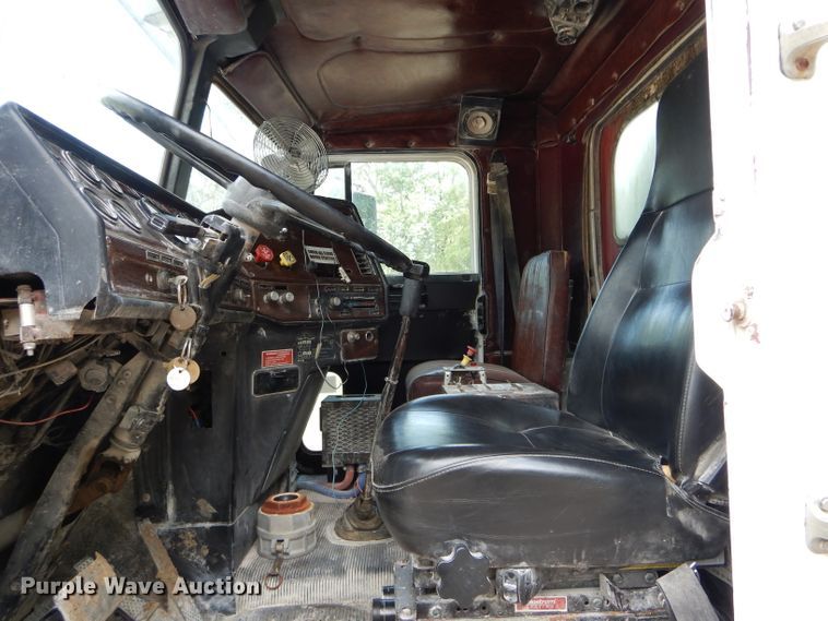 image for item DH6080 1988 Freightliner FLC tank truck