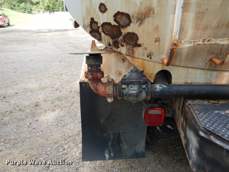 image for item DH6080 1988 Freightliner FLC tank truck