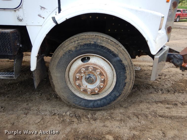 image for item DH6080 1988 Freightliner FLC tank truck